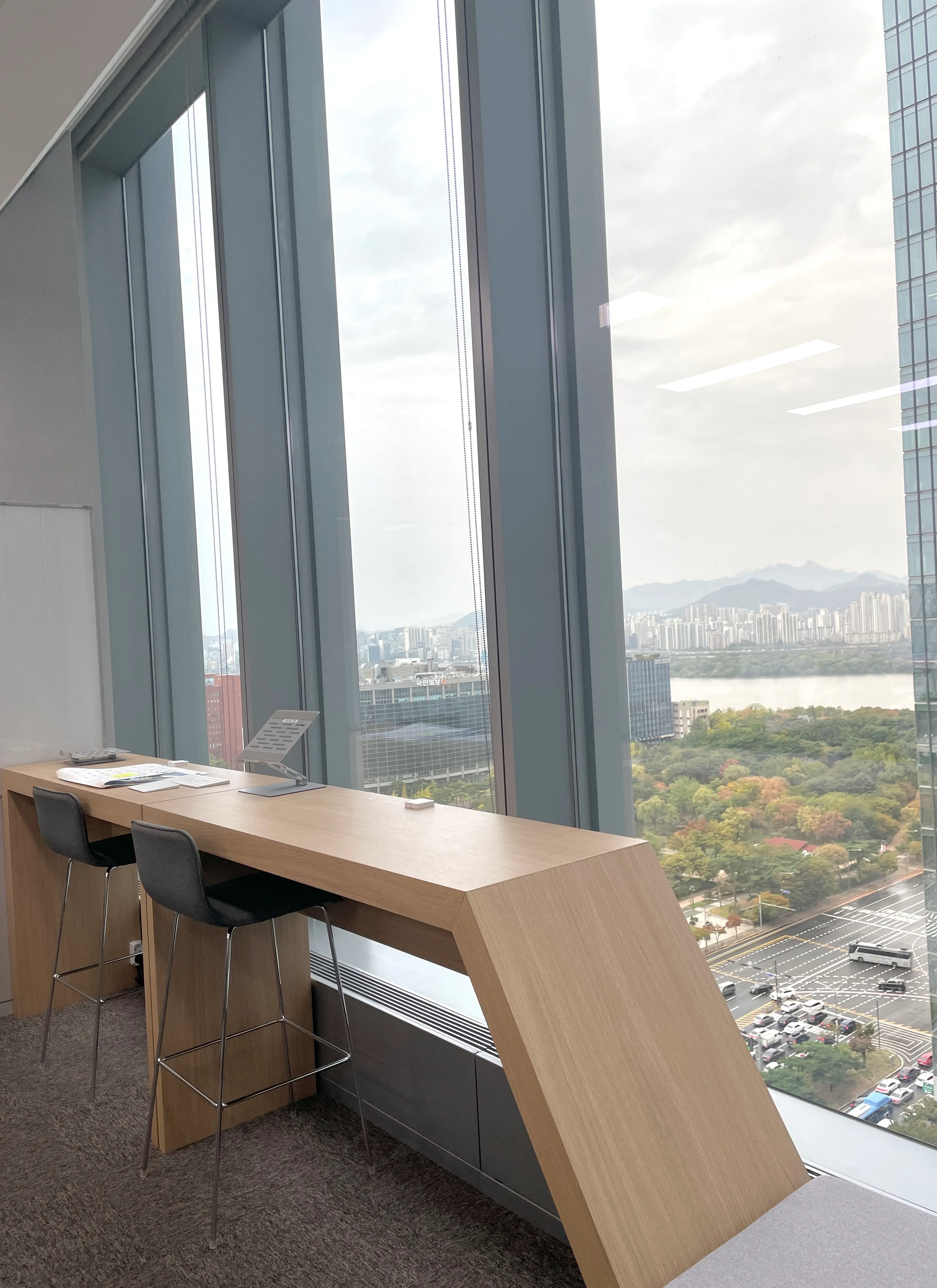 여의도 공원이 보이는 바 테이블