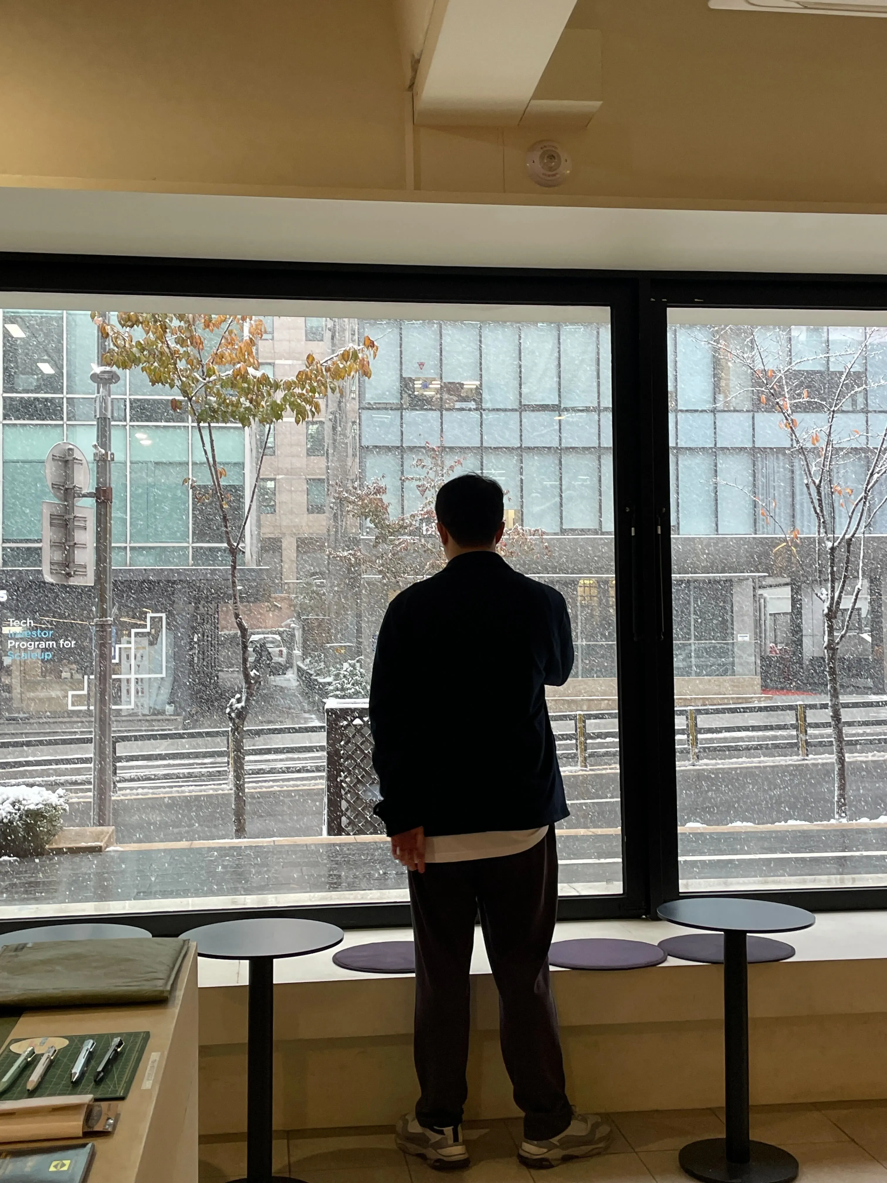 폭설을 걱정스레 지켜보는 담당자의 뒷모습 (사실 아무 생각 없음^^)