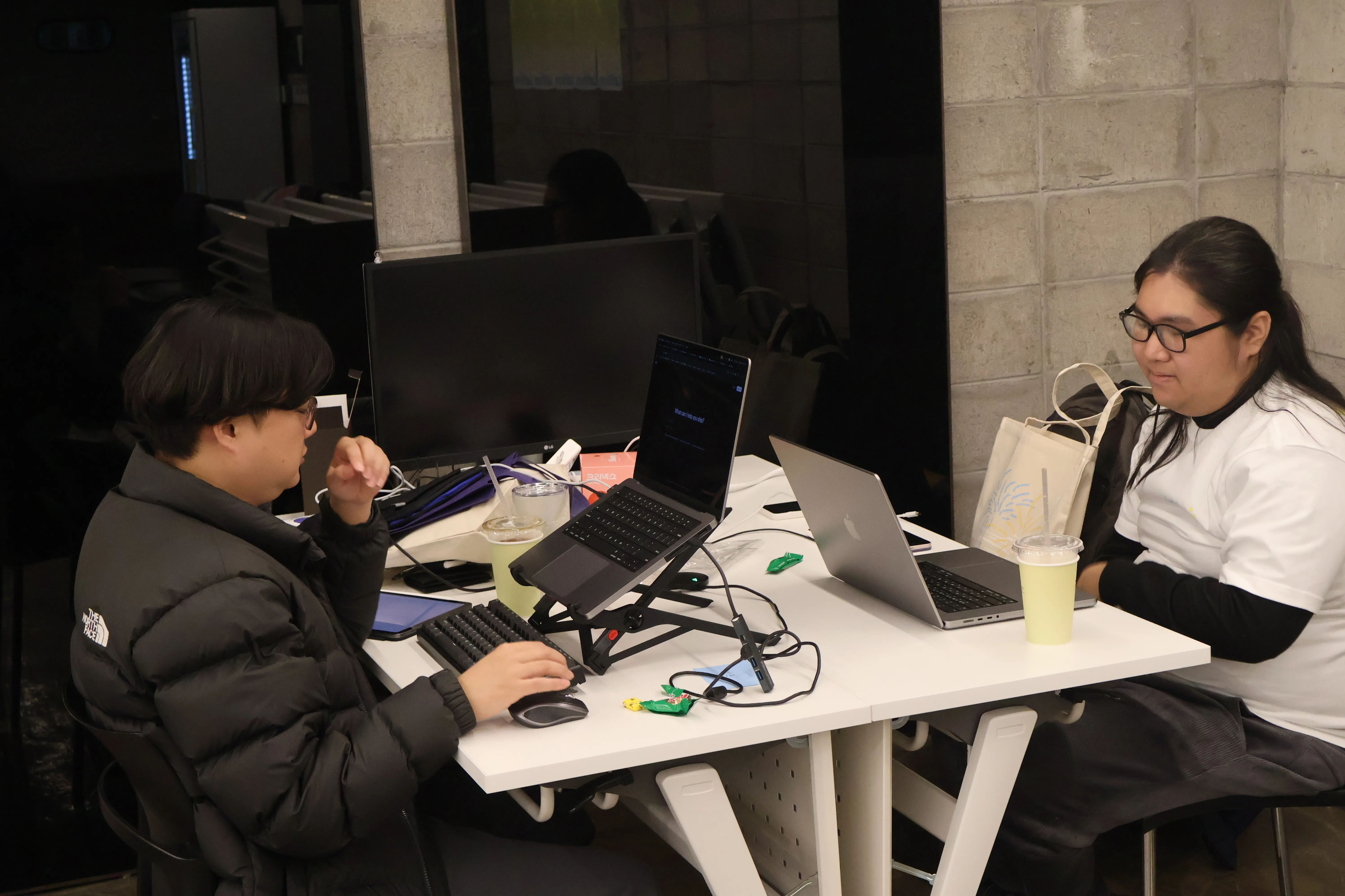 팀 이름부터 획기적인 팀 <유비, 관우, QA장비까지 복숭아나무 아래에서 QR 찍어 도원결의했습니다>