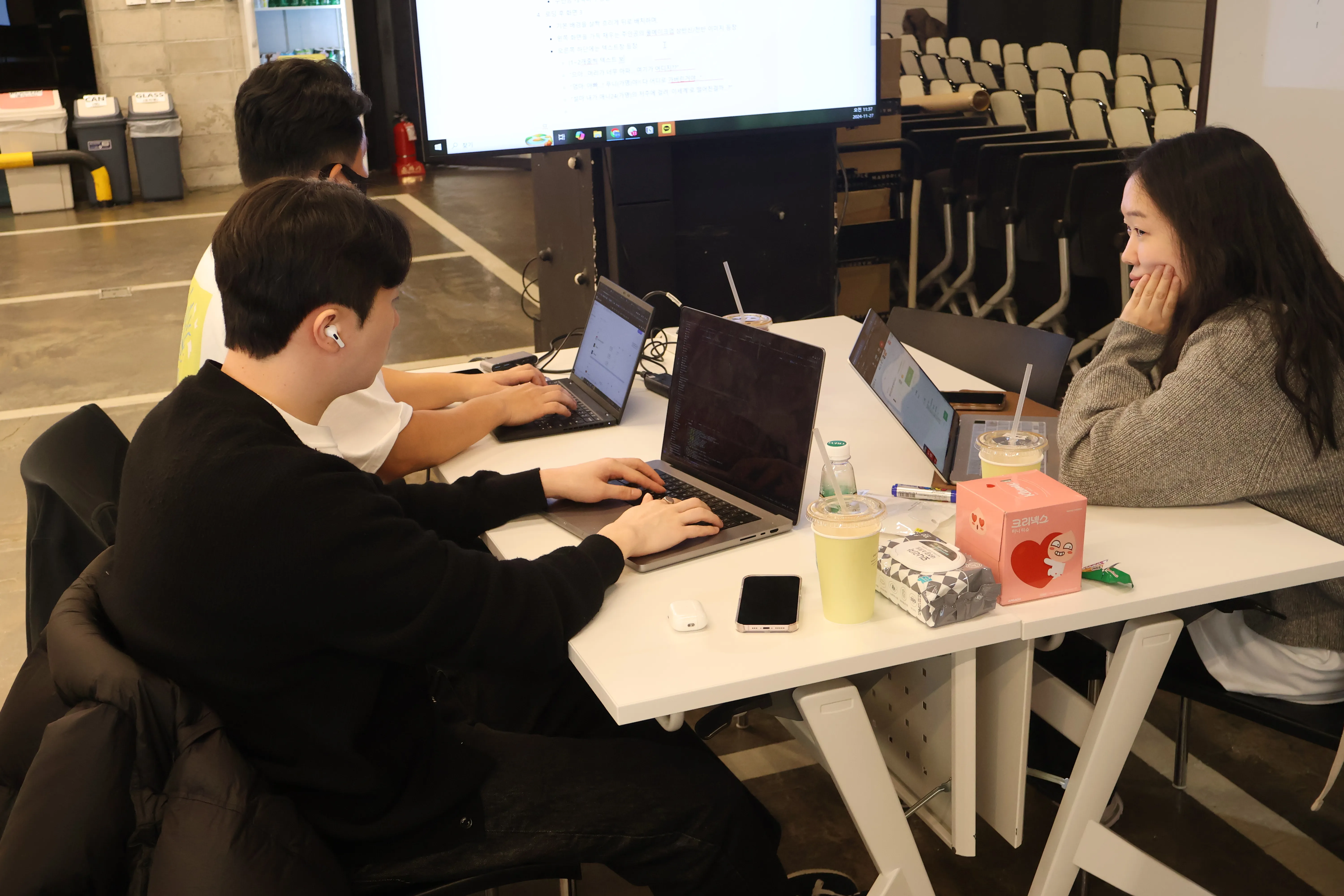 저 딴 생각하는거 아니에요. 고민하고 있는거에요 👆