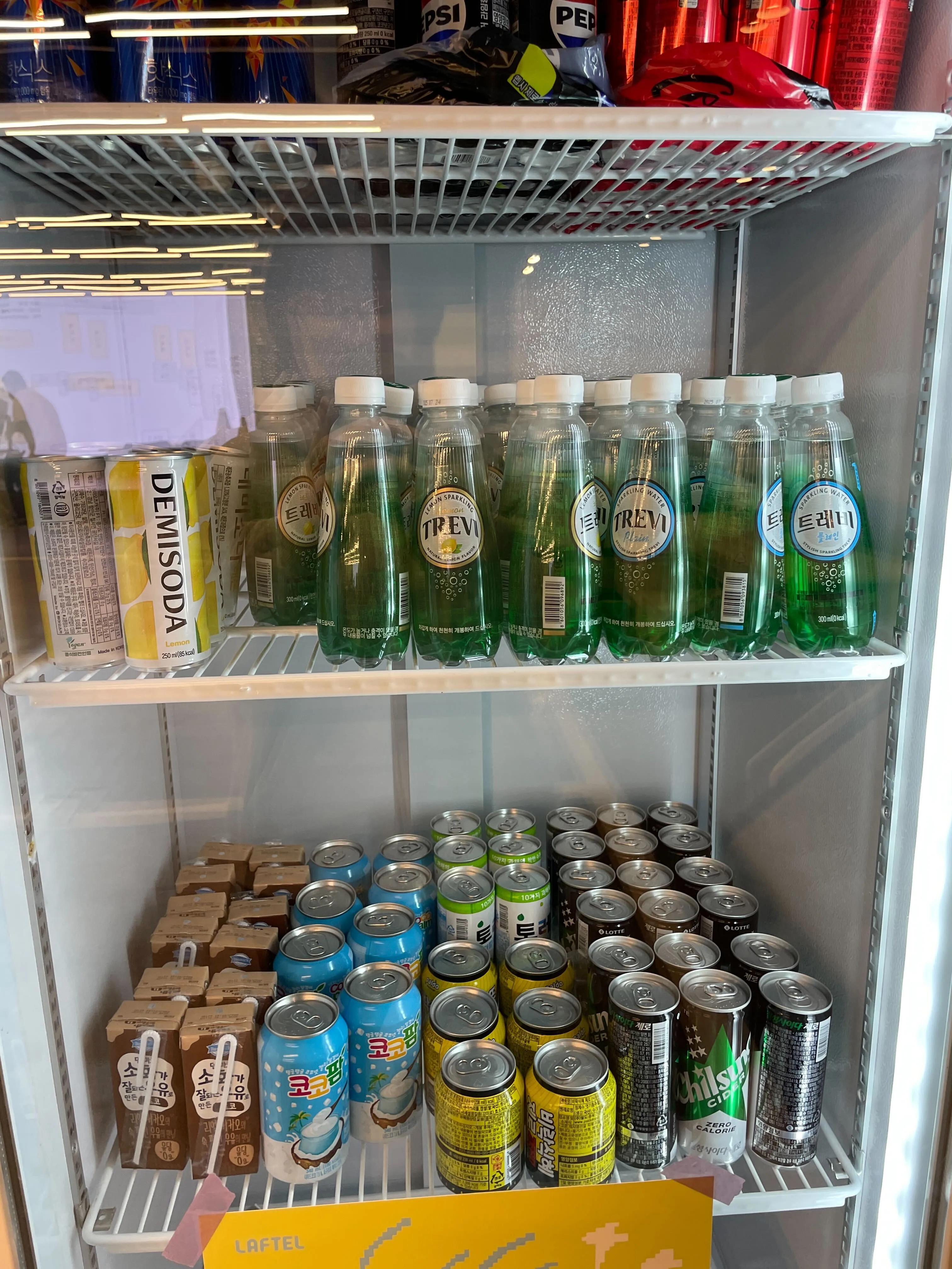 행사를 위해 쇼케이스도 대여했다. (음료 무한리필 가능!)