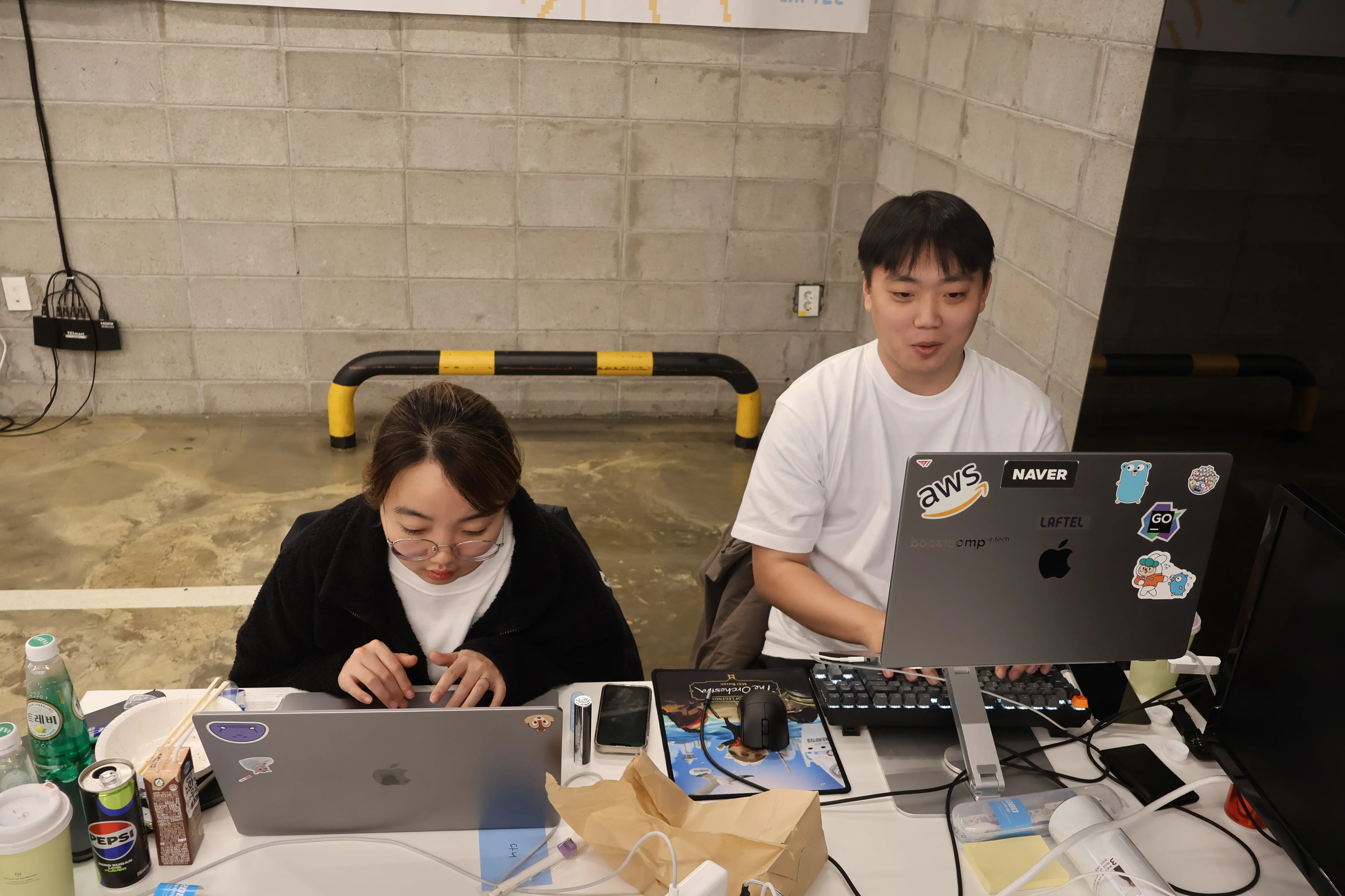 라프톤을 위해 키보드와 노트북 받침때까지 챙겨온 페디.. 👍